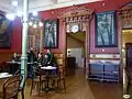 Groupe statuaire polychrome à l'intérieur du Café Moderno