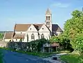 L'église Saint-Gervais, vue depuis la rue de la Longue Haye qui remonte vers la forêt d'Halatte.