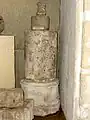 Base et fût d'un pilier.