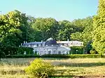 Le château de Bois-Feuillette, à l'ouest de la commune près de Pont-Sainte-Maxence.