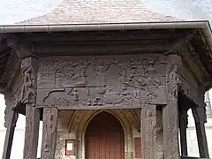 Détail du porche en bois sculpté.