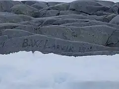 Inscription gravée par un baleinier en 1911.