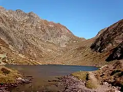 Depuis le versant catalan, l'estany du Port (2&nbsp;050&nbsp;m) puis le port de Tavascan.