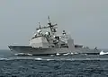 Virage à grande vitesse de l'USS Mobile Bay en mer d'Arabie afin de faire écran devant l'USS Abraham Lincoln durant les opérations liberté irakienne et Enduring Freedom (23 juillet 2008)