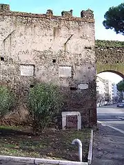 Plusieurs inscriptions figurent sur la face interne du mur de la Porta Metronia.