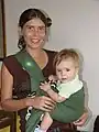 Un bébé en porte-bébé avec sa mère (Uruguay)