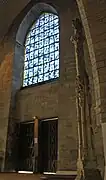 portail occidental de l'ancienne église priorale et la croix de chemin.