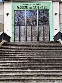 Entrée de la Faculté des sciences, quai Saint-Bernard, Paris 5e.