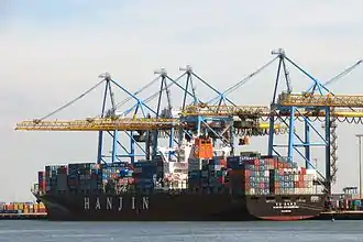 Porte-conteneurs au terminal marchandises diverses de Bougainville.
