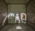 De droite à gauche (coffre à torah, khlel et hanoukkia) provenant du musée Lalla Hadria à Djerba.