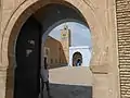 Vue de la porte extérieure donnant sur la première cour.