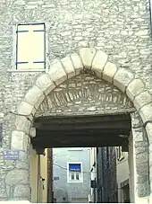 Photo représentant la poterne principale, dernier vestige visible du rempart du XIIIe&nbsp;siècle