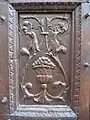 Détail d'une porte ancienne sculptée.