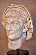 Fragment au portrait de l'empereur Néron en prêtre. Vers 60 EC. Musée archéologique de Corinthe
