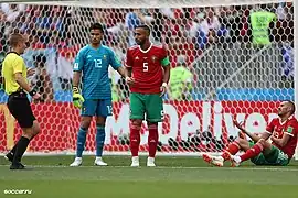 Munir séparant Mehdi Benatia (no 5) de l'arbitre Mark Geiger lors du match contre le Portugal.