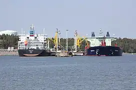 Les tankers Posillipo et Tempera au port de Kilpilahti.