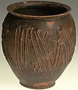 Gobelet en terre cuite, de couleur marron - ocre et figurant des motifs géométriques, peut-être faits au doigt.