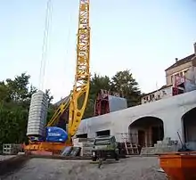 Contrepoids de 33&nbsp;t sur la base d'une grue à tour.