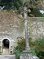 Le calvaire de la rue de la Poterne et la poterne du « trou du chat ».