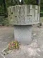 Mémorial (à partir de 1979) pour les victimes de la bombe dans le nouveau cimetière