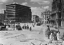La place en ruines en 1945 (à gauche la Columbushaus et à droite l'hôtel Fürstenhof).