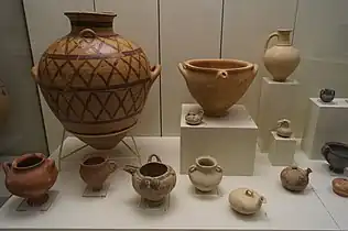 Poteries des tombes ο (omicron) et μ (mu), LH I, ca. 1600-1550 avJC, AMM.