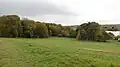 Vue du parc en automne. En arrière-plan, l'étang de Tressé.