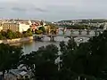 Célèbre carte postale, vers les ponts, sur le centre-ville de Prague.