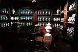 Meuble de pharmacie et ses pots en céramique.