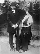 Photo en noir et blanc d'un couple
