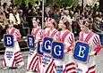 Groupe de fillettes de la procession du Saint-Sang portant les lettres de la ville de Bruges, en 2010.