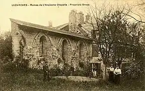 La collégiale construite entre 1180 et 1250 dans l'enceinte intérieure du château d'en-haut fut dédiée à saint-Côme et saint Damien, tout comme l'église paroissiale. Démolie vers la fin du XVIIIe&nbsp;siècle, il en reste un mur de la nef.