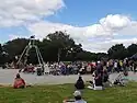 Des spectateurs qui assistent à une représentation de "Maison Feu" par Xav to Yilo au Festival des Rias 2021, sur le parking du stade de Guilligomarc'h.