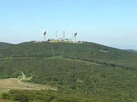 Vue du puech de Rascas coiffé par ses installations militaires.