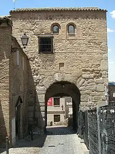 Porte Bab al-Mardum (ou Valmarón), datant du Xe&nbsp;siècle (une des plus anciennes de Tolède), a donné son nom à la mosquée voisine.
