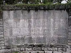 Inscriptions à l'entrée du site historique du puits-salé : « Exploité par les hommes de l'âge de la pierre polie, par les Celtes, Gaulois et les Gallo-romains, ayant connu son apogée au XIIe&nbsp;siècle, incendié et abandonné au XIVe&nbsp;siècle, le puits-salé est à l'origine de la ville de Lons-le-Saunier ».