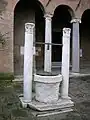 Le puits du VIIIe&nbsp;siècle à l'entrée