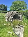 Le puits sacré de Llanllawer et le canal d'écoulement de l'eau..