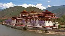 Le Punakha Dzong&nbsp;(en) se trouve au bord de la Mo Chhu.