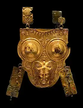  Cuirasse de bronze doré de Ksour Essef, au musée du Bardo