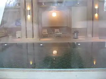 Piscine intérieure proche de l'aquadiscothèque.