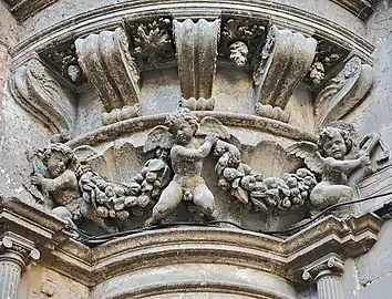 Putti et guirlande d'abondance.