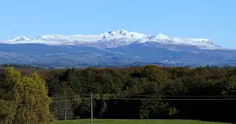 Vue générale du massif du Sancy depuis le sud-ouest.