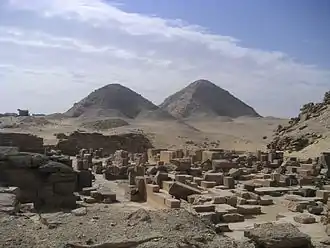 Vue depuis le temple funéraire de Sahourê des pyramides de Niouserrê et Néferirkarê