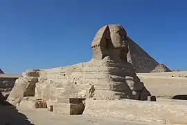 Le Sphinx côté sud dont les maçonneries révèlent cinq campagnes de restauration majeures depuis Thoutmôsis&nbsp;IV (-1400, -600, -30, 1925 et 1980).