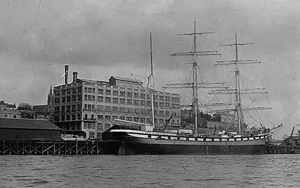 Trois-mâts Joinville amarré au quai Saint-Louis en mars 1902. Le voilier, construit par les Nouveaux chantiers nantais de Chantenay, est en instance de  livraison à la Société des Long-Courriers Français, de Paris.