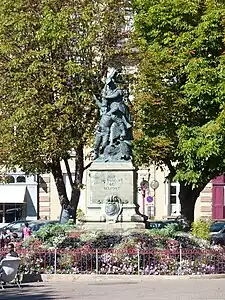 photographie montrant la statue Quand-Même vue de face, place d'Armes.