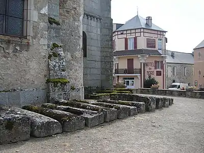 Quelques-uns des sarcophages (VIIe – Xe&nbsp;siècle) sur le côté nord de l'église.