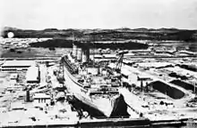 Photographie aérienne du transport de troupes Queen Mary en cale sèche.