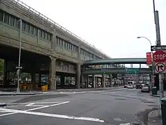Station de métro de Queensboro Plaza, côté sud de la 42e&nbsp;avenue.